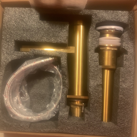 NWOT Mr.Faucet One Hole Single Handle Bathroom Sink Faucet with drain and plate